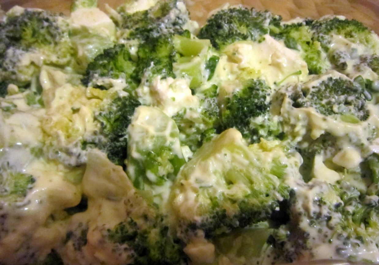Prosta sałatka z brokułów foto