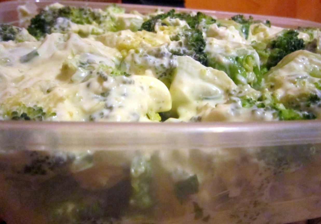 Prosta sałatka z brokułów foto