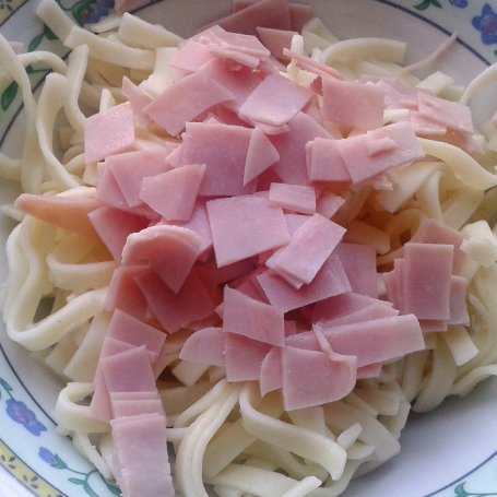 Krok 2 - Prosta sałatka z makaronem i jajkiem foto