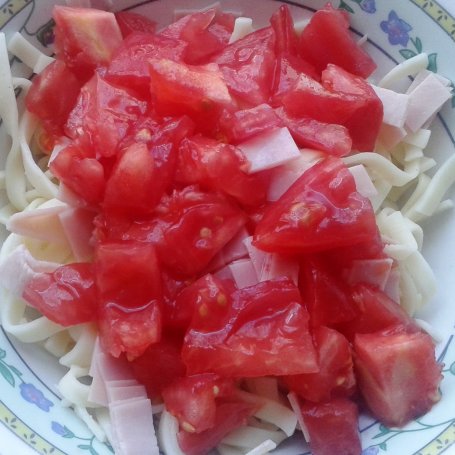 Krok 3 - Prosta sałatka z makaronem i jajkiem foto