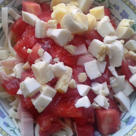 Krok 4 - Prosta sałatka z makaronem i jajkiem foto