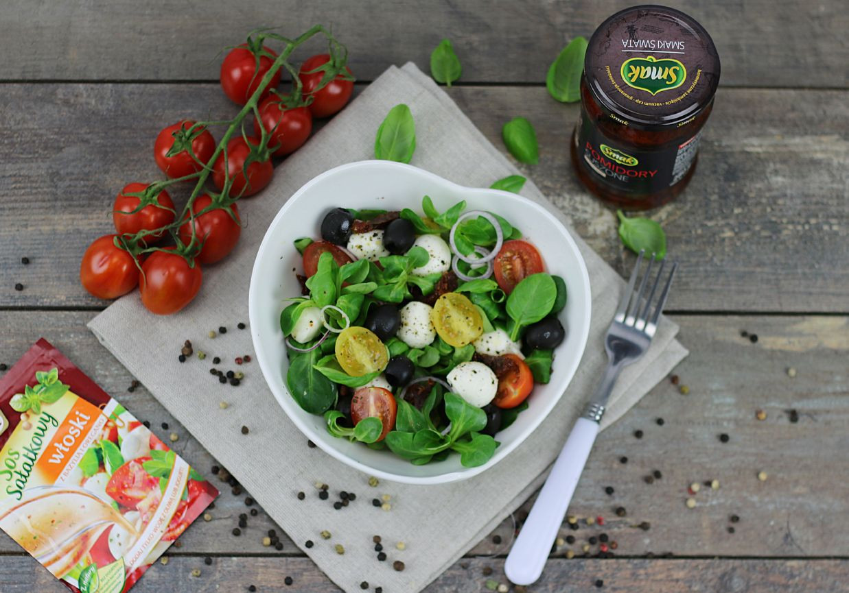 Prosta sałatka z mini mozzarellą, pomidorkami i oliwkami foto