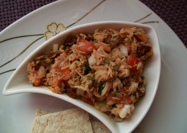 Fotografia przedstawiająca Prosta sałatka z pomidorem i tuńczykiem