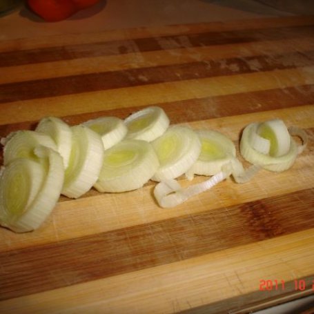 Krok 5 - Prosta sałatka z salami i mozzarellą foto