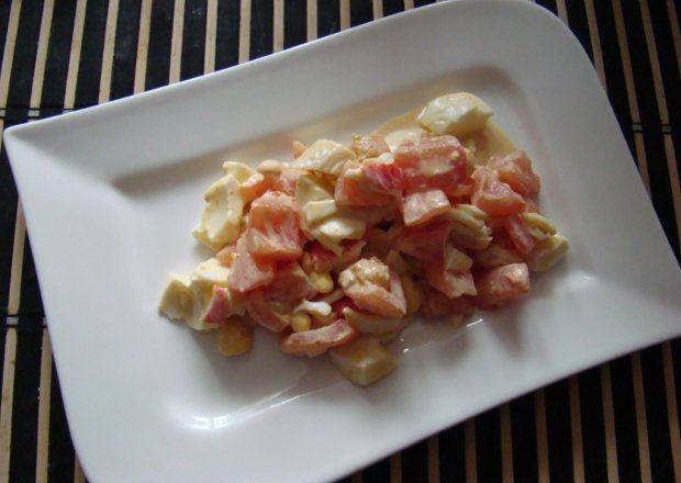 Fotografia przedstawiająca Prosta sałatka z surimi i pomidorami