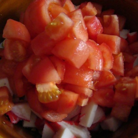 Krok 3 - Prosta sałatka z surimi i pomidorami foto