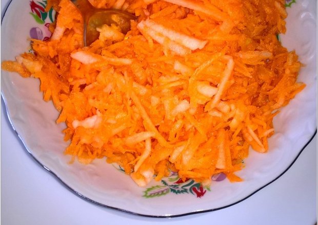 Fotografia przedstawiająca Prosta surówka z marchewki (do obiadu)