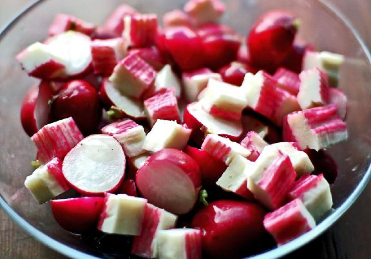 Prosta surówka z rzodkiewkami i surimi foto