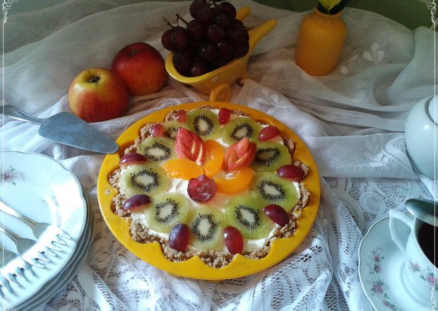 Fotografia przedstawiająca Prosta tarta z mascarpone i owocami