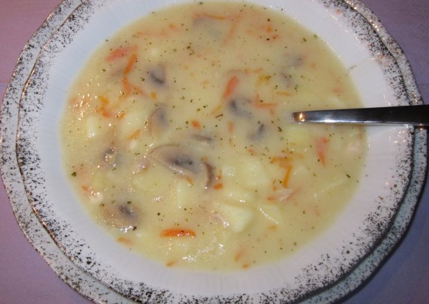 Fotografia przedstawiająca Prosta zupa domowa, czyli pieczarkowa!