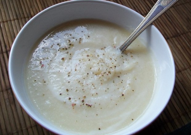 Fotografia przedstawiająca Prosta zupa krem z kalafiora