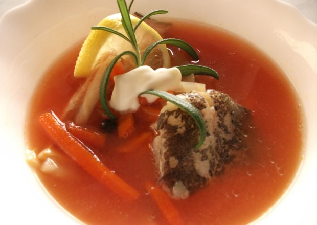 Fotografia przedstawiająca Prosta zupa rybna z przecierem pomidorowym