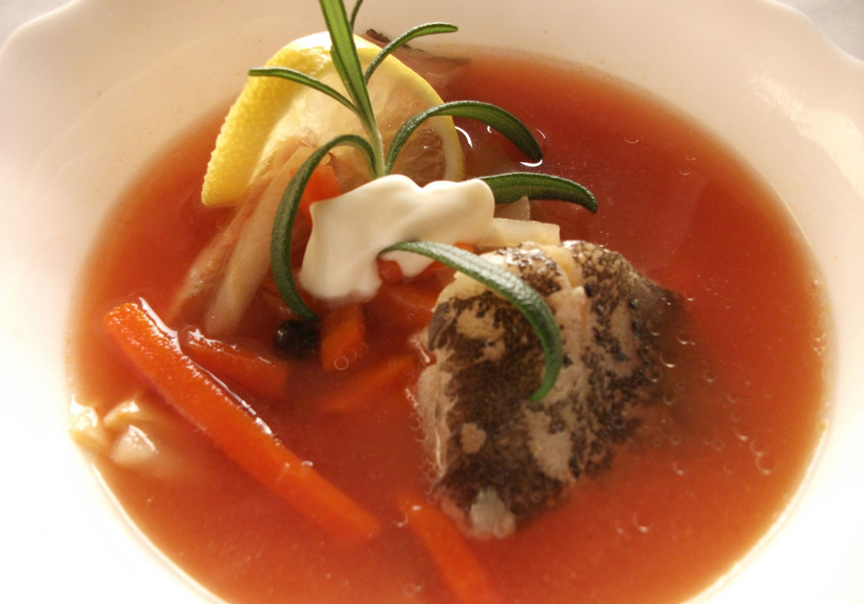 Prosta zupa rybna z przecierem pomidorowym foto