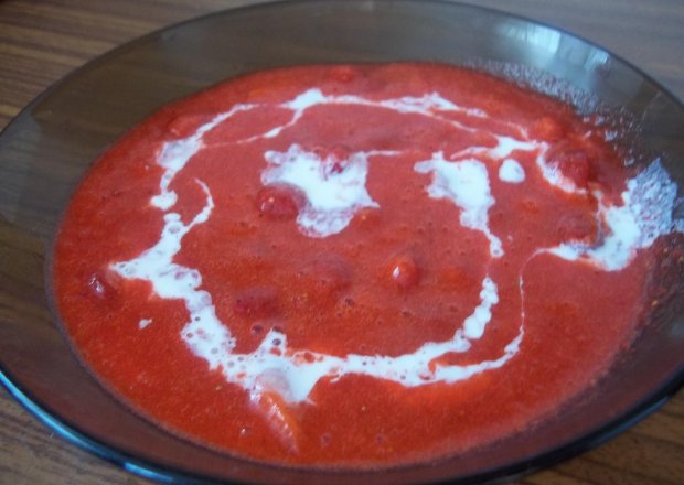 Fotografia przedstawiająca Prosta zupa truskawkowa