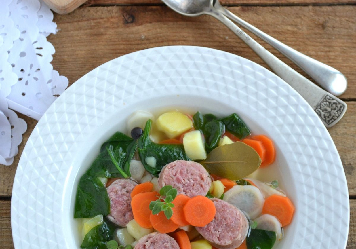 Prosta zupa warzywna ze szpinakiem i białą kiełbasą foto