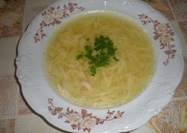 Fotografia przedstawiająca Prosta zupa z makaronem i ziemniakami