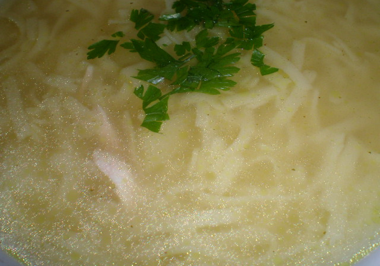 Prosta zupa z makaronem i ziemniakami foto