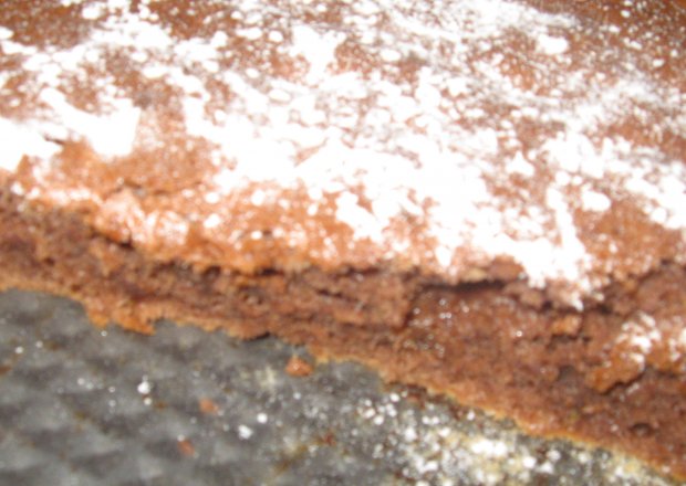 Fotografia przedstawiająca Proste ciasto czekoladowe z cukinią