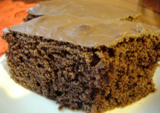 Fotografia przedstawiająca proste ciasto czekoladowe