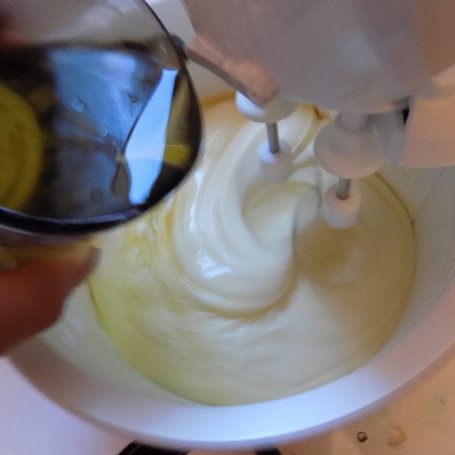 Krok 4 - Proste ciasto ze śliwkami i borówkami foto
