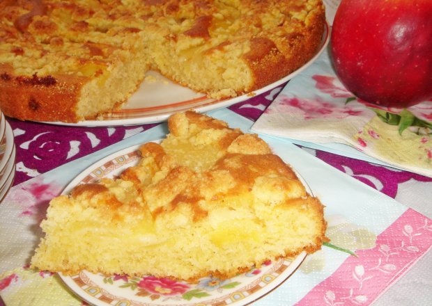 Fotografia przedstawiająca Proste i pyszne ucierane ciasto z jabłkami i kruszonką