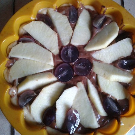 Krok 4 - Proste ucierane ciasto z jabłkiem i winogronem foto