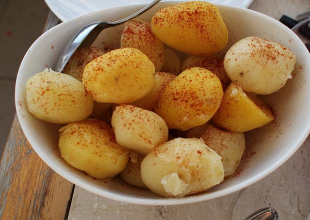 Fotografia przedstawiająca Proste ziemniaki w hiszpańskim stylu