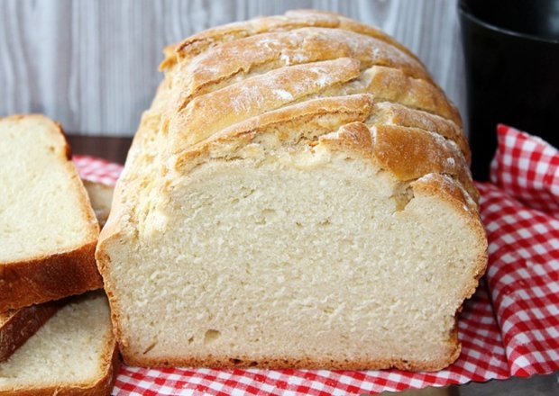 Fotografia przedstawiająca Prosty chleb pszenny na drożdżach (z długą świeżością i chrupiącą skórką)