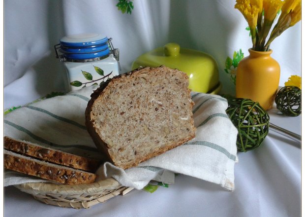 Fotografia przedstawiająca Prosty chleb wieloziarnisty