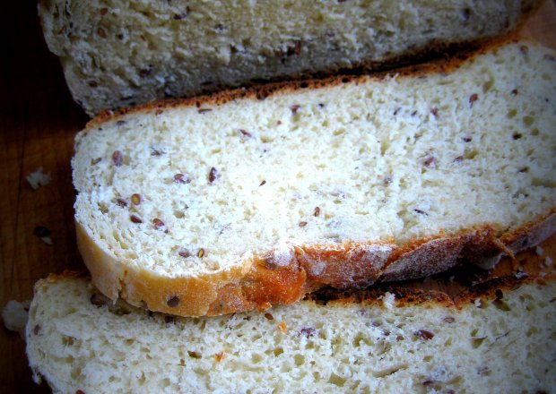 Fotografia przedstawiająca Prosty chlebek pszenny z siemieniem lnianym