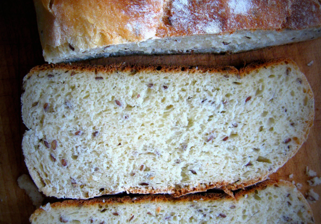 Prosty chlebek pszenny z siemieniem lnianym foto