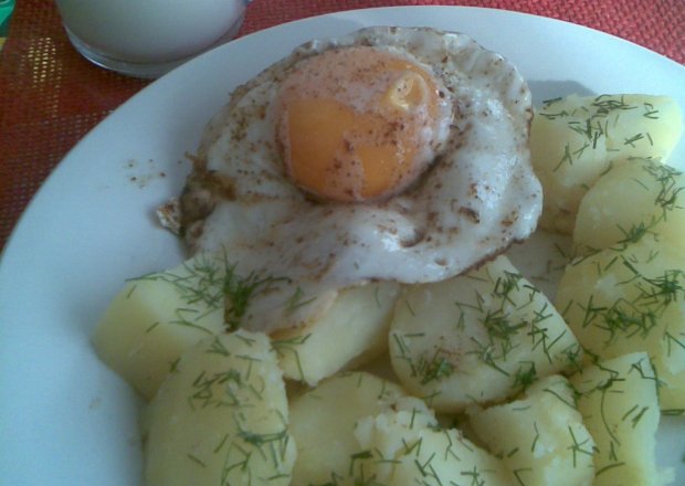 Fotografia przedstawiająca Prosty obiad - jajko sadzone