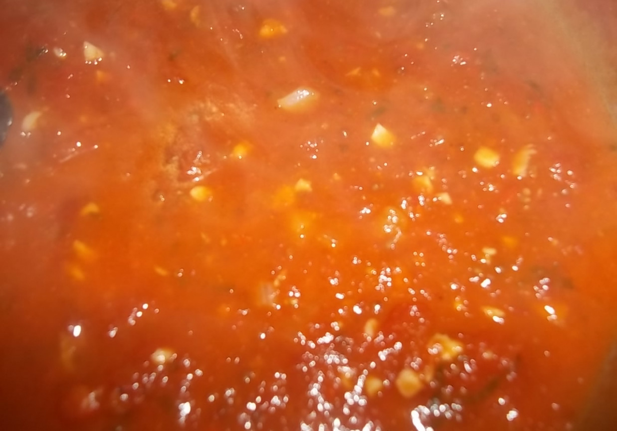 Prosty sos pomidorowy do makaronu foto