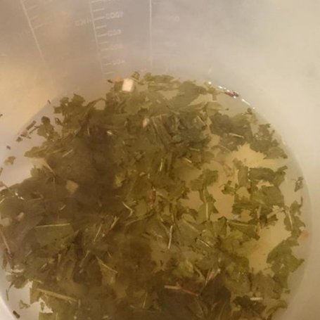 Krok 2 - Prosty torcik bezowy z bitą śmietaną o smaku zielonej herbaty  foto