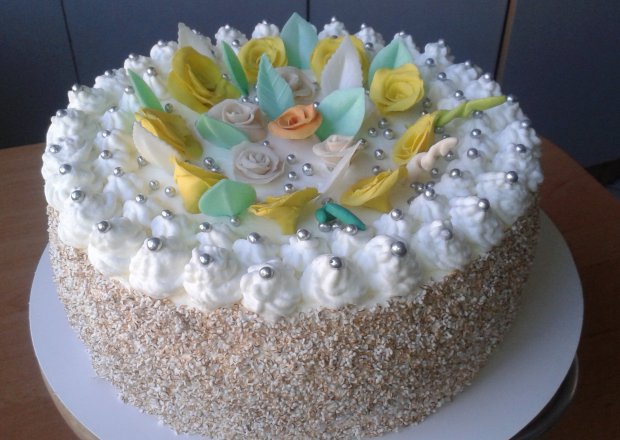 Fotografia przedstawiająca Prosty tort urodzinowy