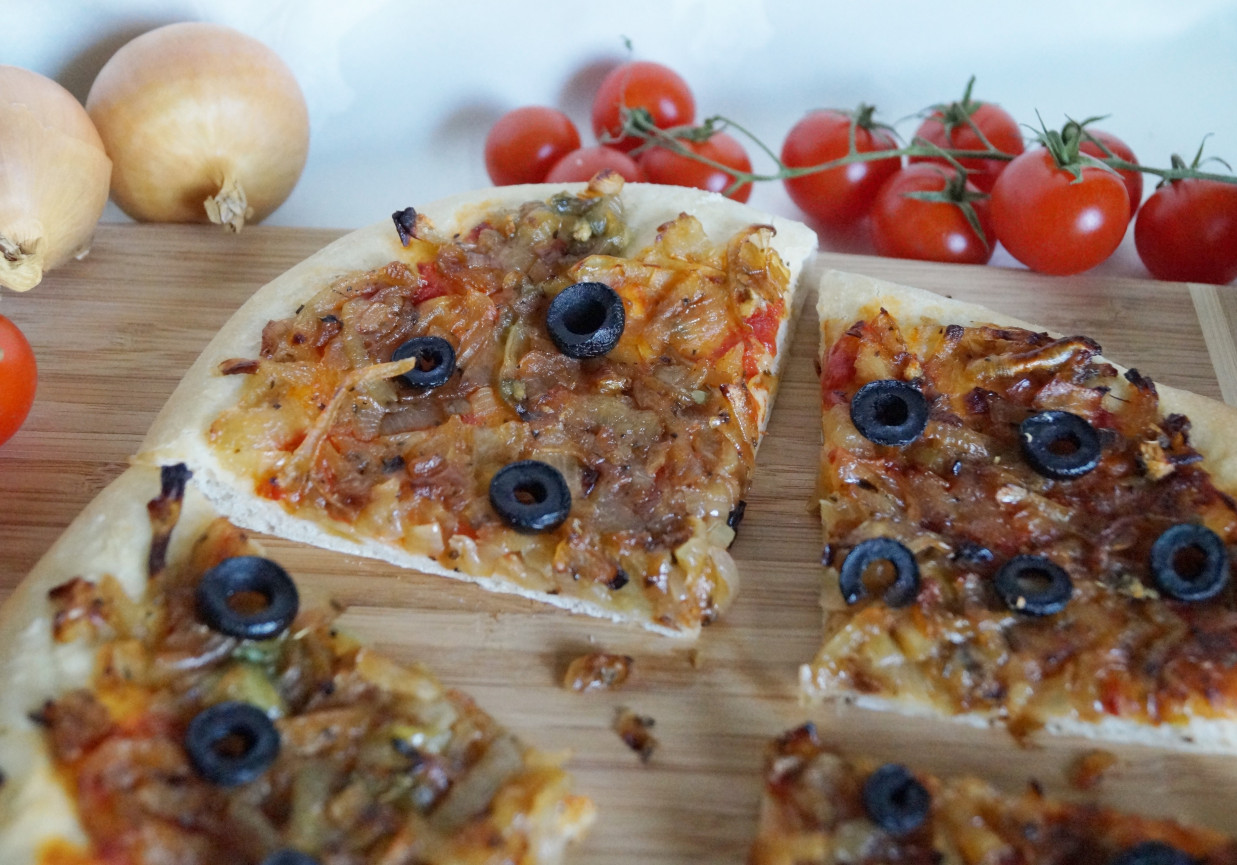 Prowansalska pizza z cebulą foto
