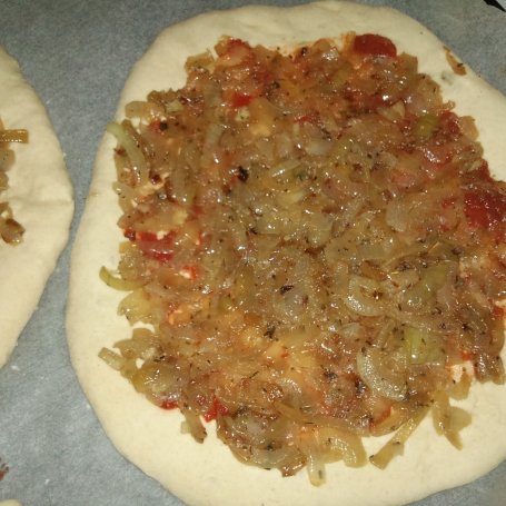 Krok 4 - Prowansalska pizza z cebulą foto