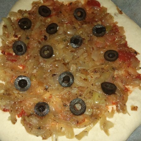 Krok 5 - Prowansalska pizza z cebulą foto