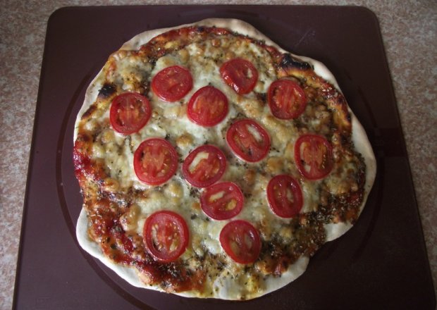 Fotografia przedstawiająca Prowansalska pizza z mozzarellą i pomidorami