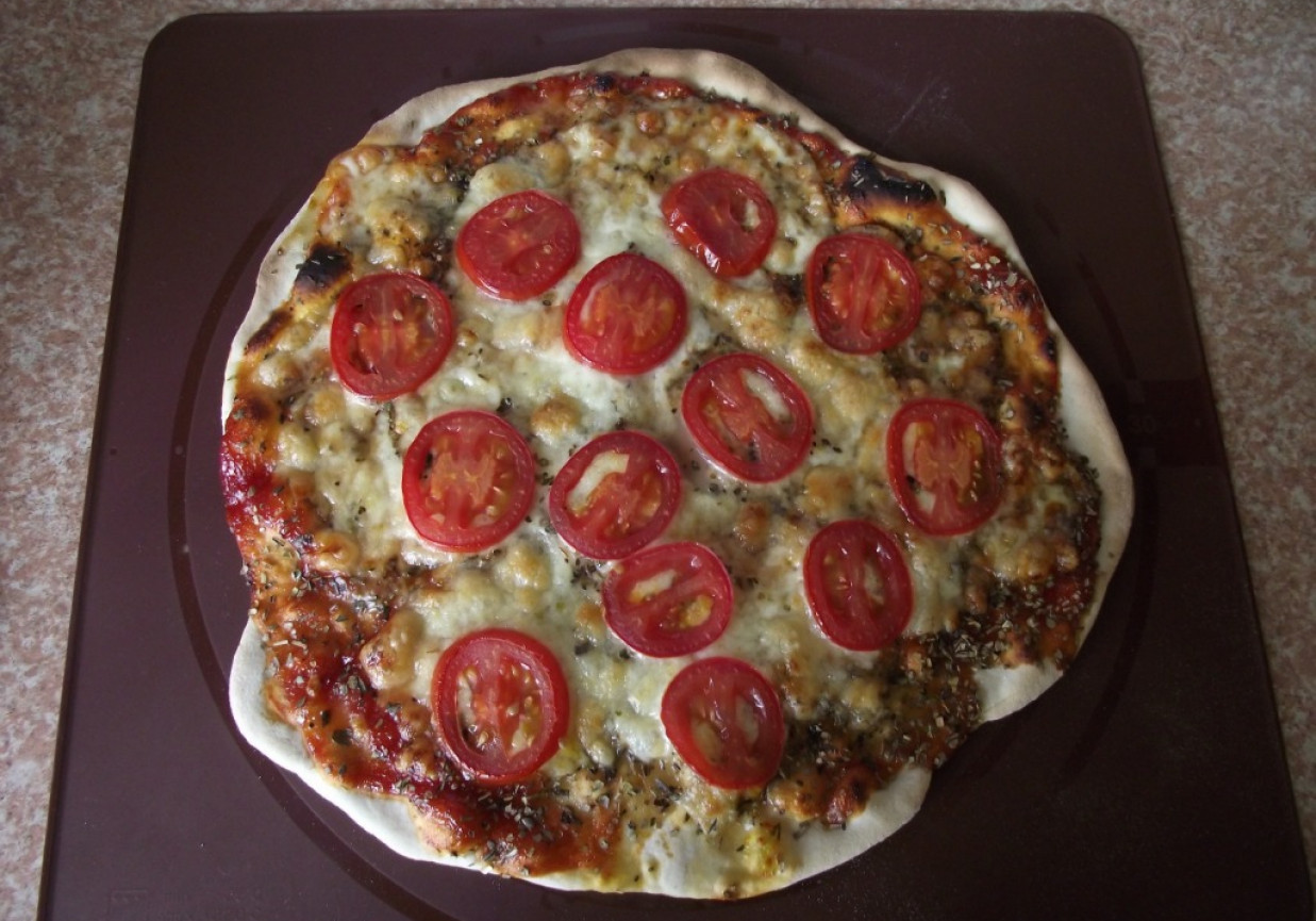 Prowansalska pizza z mozzarellą i pomidorami foto