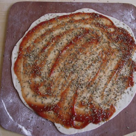 Krok 2 - Prowansalska pizza z mozzarellą i pomidorami foto
