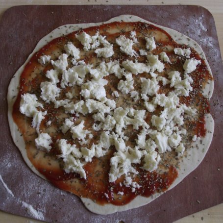 Krok 3 - Prowansalska pizza z mozzarellą i pomidorami foto