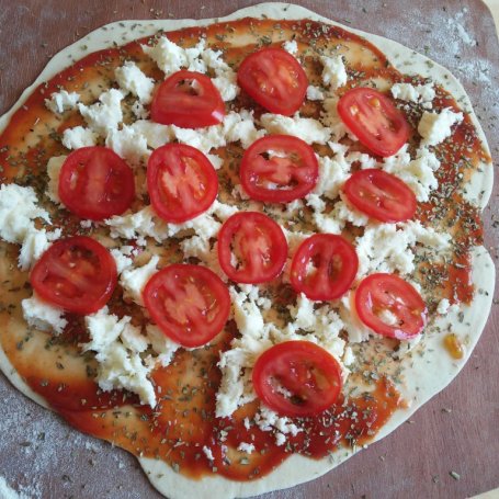 Krok 4 - Prowansalska pizza z mozzarellą i pomidorami foto