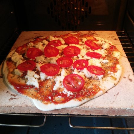 Krok 5 - Prowansalska pizza z mozzarellą i pomidorami foto