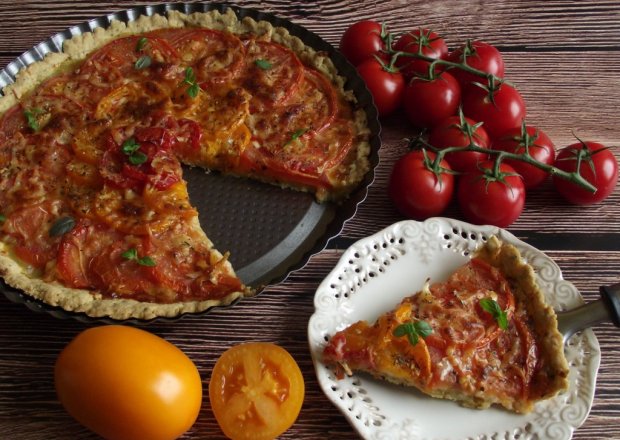 Fotografia przedstawiająca Prowansalska tarta z pomidorami