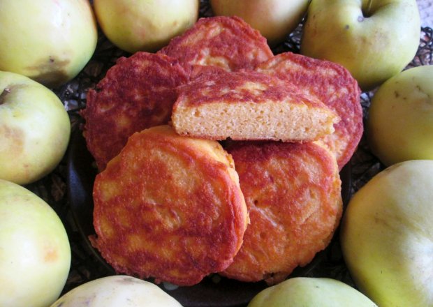 Fotografia przedstawiająca Proziaki kukurydziane z jabłkiem