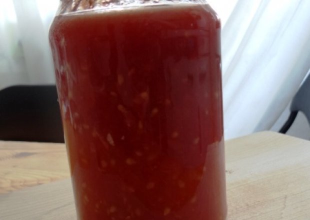 Fotografia przedstawiająca przecier pomidorowy z liśćmi selera