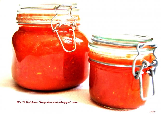 Fotografia przedstawiająca Przecier z pomidorów malinowych