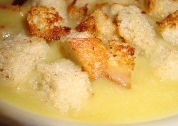 Fotografia przedstawiająca Przecierowa zupa groszkowa z grzankami