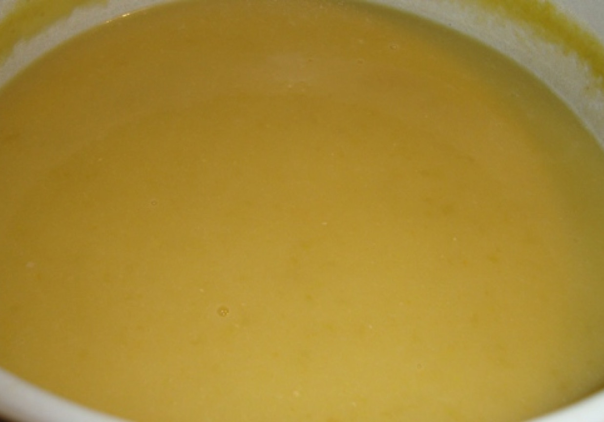 Przecierowa zupa groszkowa z grzankami foto